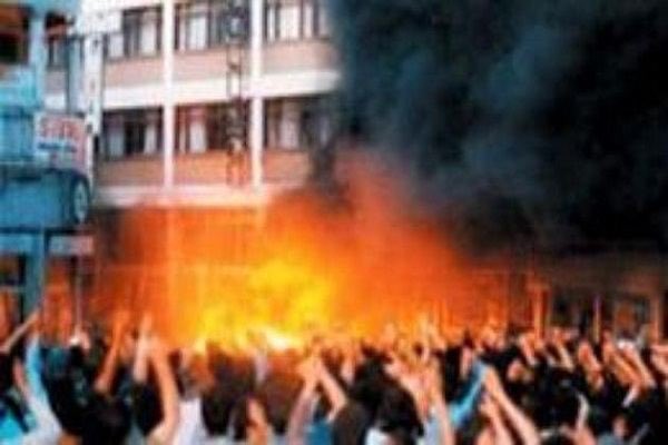 nareksisiX's tweet photo. Vor 27 Jahren wurden in Sêwas (Sivas) 35 Teilnehmer*innen eines alevitischen Festivals durch einen Brandanschlag ermordet. 
Der Anschlag erfolgte aus einem islamistisch motivierten Mob heraus. Sie jubelten während unsere Brüder und Schwestern verbrannten. 

Wir vergessen nicht. https://t.co/ZivmXw8Ev4