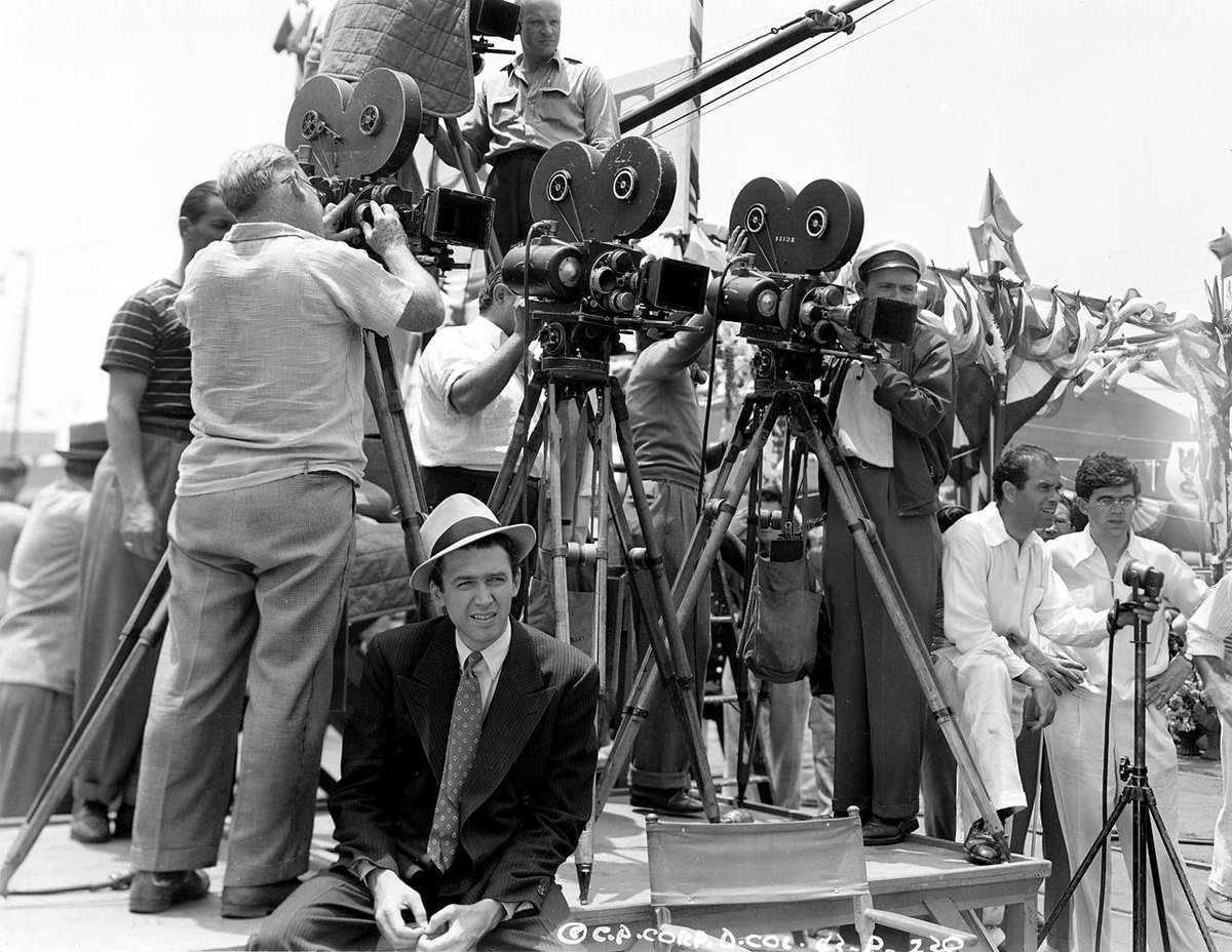 numerosas películas que se consideran clásicas, como “Mr. Smith Goes to Washington”, “The Philadelphia Story”, “It's a Wonderful Life”, “Destry Rides Again” y “Vertigo”.Como JosephMcBride señaló en su retrospectiva de junio de 1976, “la capacidad de Stewart para encajar con