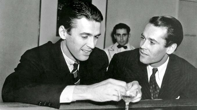 probar suerte en el teatro.En 1932, Stewart y Fonda compartieron una habitación primero en la ciudad de Nueva York y luego en Hollywood, donde el éxito llegó gradualmente para ambos.A medida que su fama aumentaba, Stewart proporcionó poco grano para los chismes de