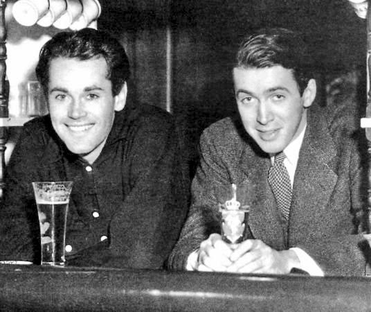 probar suerte en el teatro.En 1932, Stewart y Fonda compartieron una habitación primero en la ciudad de Nueva York y luego en Hollywood, donde el éxito llegó gradualmente para ambos.A medida que su fama aumentaba, Stewart proporcionó poco grano para los chismes de