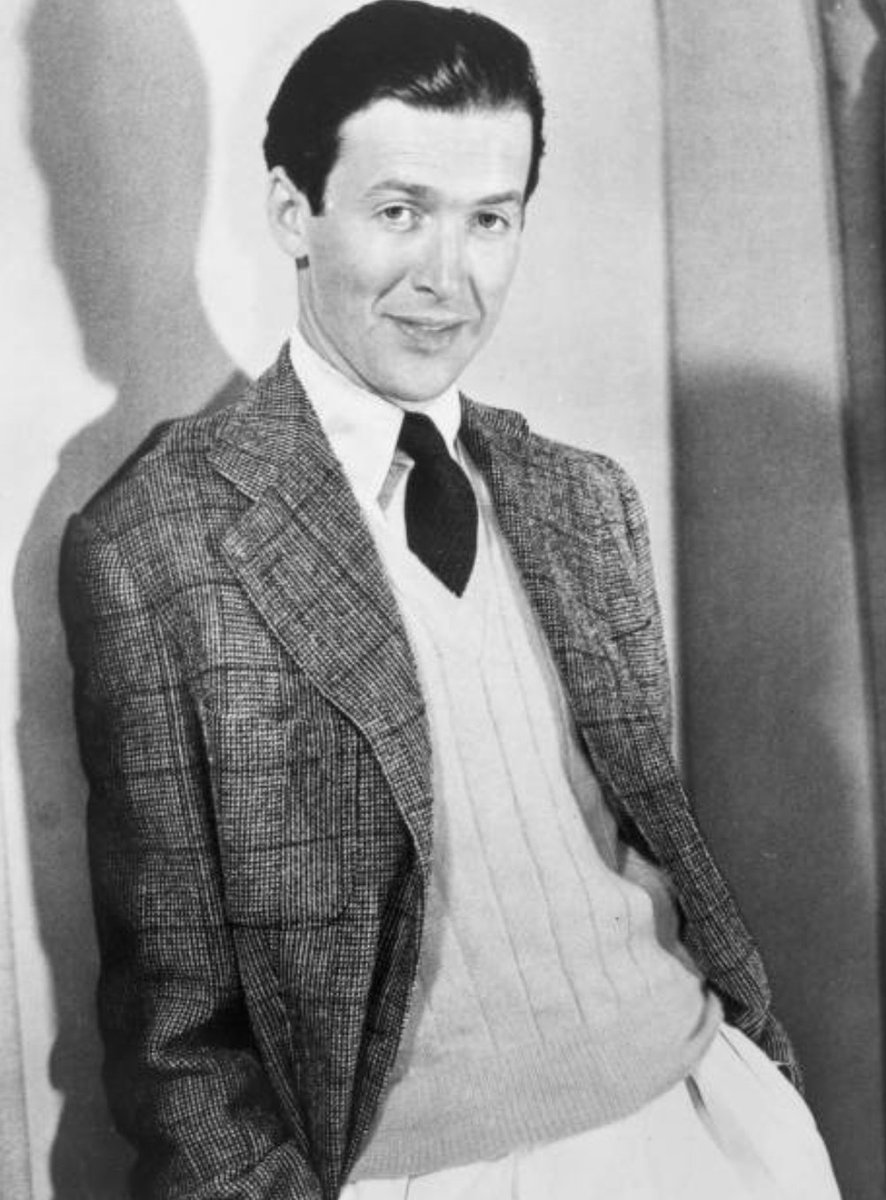 probar suerte en el teatro.En 1932, Stewart y Fonda compartieron una habitación primero en la ciudad de Nueva York y luego en Hollywood, donde el éxito llegó gradualmente para ambos.A medida que su fama aumentaba, Stewart proporcionó poco grano para los chismes de