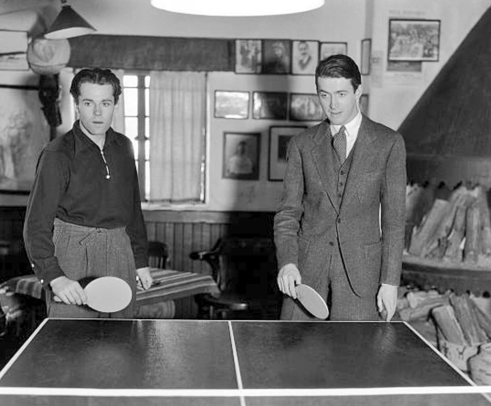 probar suerte en el teatro.En 1932, Stewart y Fonda compartieron una habitación primero en la ciudad de Nueva York y luego en Hollywood, donde el éxito llegó gradualmente para ambos.A medida que su fama aumentaba, Stewart proporcionó poco grano para los chismes de