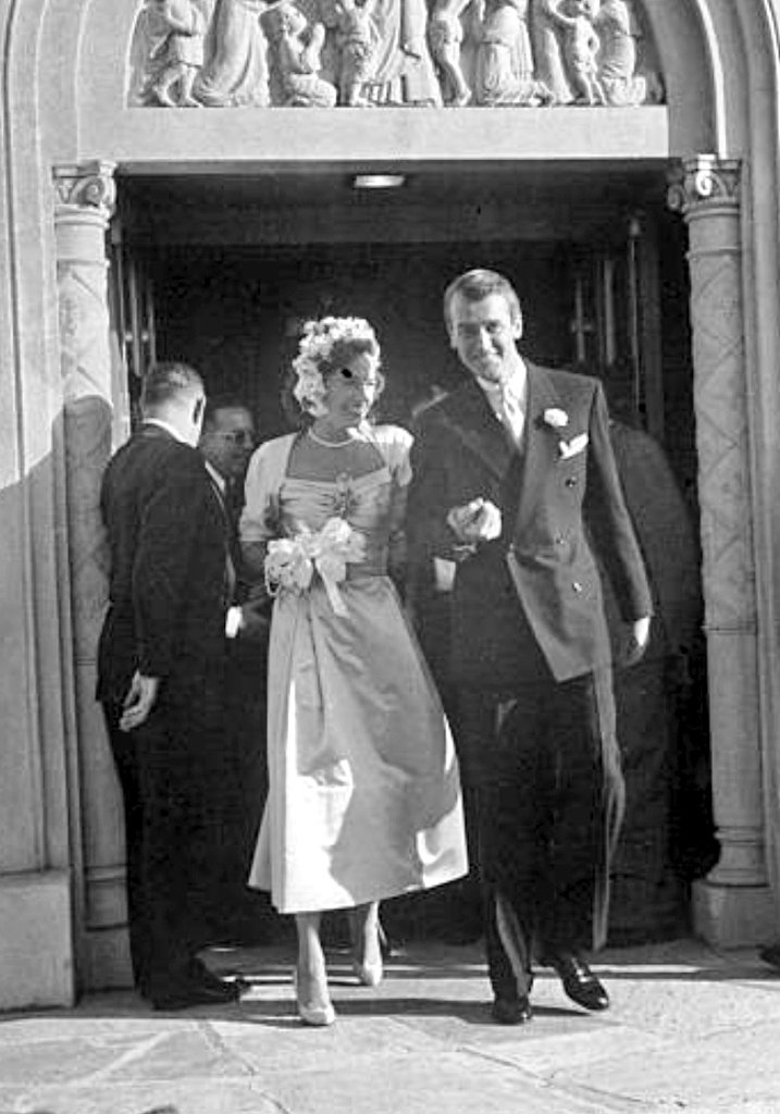 Hollywood.Permaneció soltero sin escándalos hasta los 41 años, y luego se casó tranquilamente con una madre divorciada de dos hijos, Gloria Hatrick McLean.El matrimonio, que dio lugar a dos hijas gemelas, perduró durante más de treinta y cinco años.