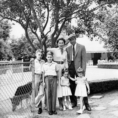 Hollywood.Permaneció soltero sin escándalos hasta los 41 años, y luego se casó tranquilamente con una madre divorciada de dos hijos, Gloria Hatrick McLean.El matrimonio, que dio lugar a dos hijas gemelas, perduró durante más de treinta y cinco años.