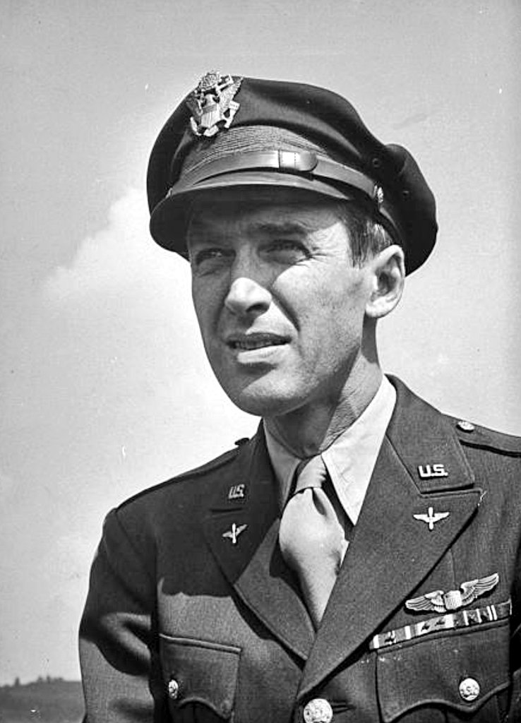 Fue uno de los primeros actores de Hollywood en servir en la segunda guerra mundial, como piloto de bombardero.Voló en 20 misiones sobre Alemania, pasando de ser soldado a coronel, en 4 años.Después de la guerra, continuó sirviendo en la Reserva de la Fuerza Aérea, y