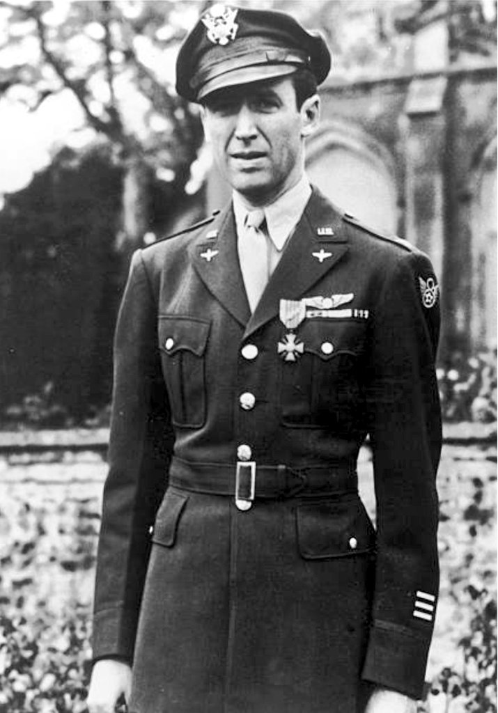 Fue uno de los primeros actores de Hollywood en servir en la segunda guerra mundial, como piloto de bombardero.Voló en 20 misiones sobre Alemania, pasando de ser soldado a coronel, en 4 años.Después de la guerra, continuó sirviendo en la Reserva de la Fuerza Aérea, y