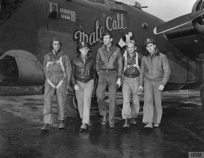 Fue uno de los primeros actores de Hollywood en servir en la segunda guerra mundial, como piloto de bombardero.Voló en 20 misiones sobre Alemania, pasando de ser soldado a coronel, en 4 años.Después de la guerra, continuó sirviendo en la Reserva de la Fuerza Aérea, y