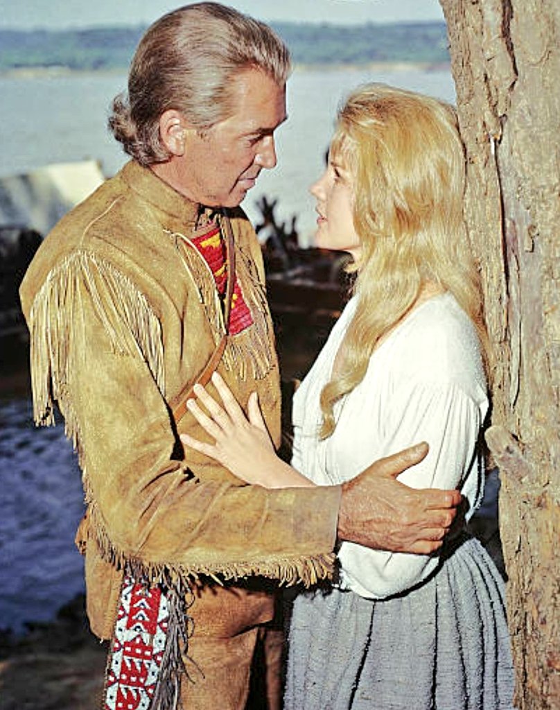 "Los naifs y countryhicks con los que se había hecho famoso a finales de los años 30 y 40 dieron paso a papeles más complicados y sutiles: cuatreros canosos y cazadores de recompensas en una serie de películas del oeste, y los astutos y conflictivos protagonistas de películas