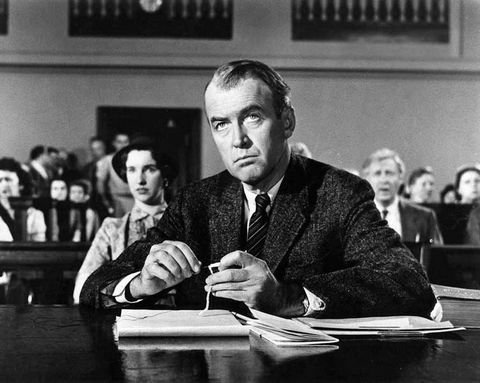 como “Rear Window”, “Vertigo” and “Anatomy of a Murder”.Si, en palabras de Hitchcock, Stewart seguía representando a 'todo hombre en situaciones extrañas', también había madurado hasta convertirse en un nuevo tipo de héroe representativo, serio y bien intencionado, pero