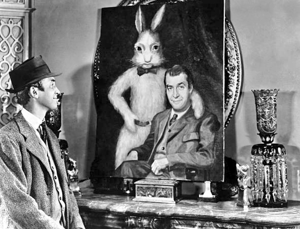 pequeños reveses de la vida. Al borde del suicidio, George es rescatado por un ángel de la guarda que le muestra cómo habría sido su pueblo si nunca hubiera nacido.El otro papel favorito de Stewart, y algo representativo, es el de Elwood P. Dowd, un amable bebedor de alcohol