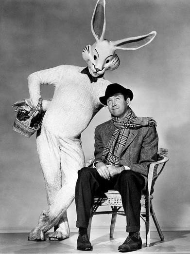 que se acompaña de un conejo invisible de 2 metros de altura llamado Harvey.Stewart creó el papel principal en "Harvey on Broadway", en 1947.Protagonizó la versión cinematográfica en 1950, y desde entonces participó en la comedia de vez en cuando."Cuando todo lo demás