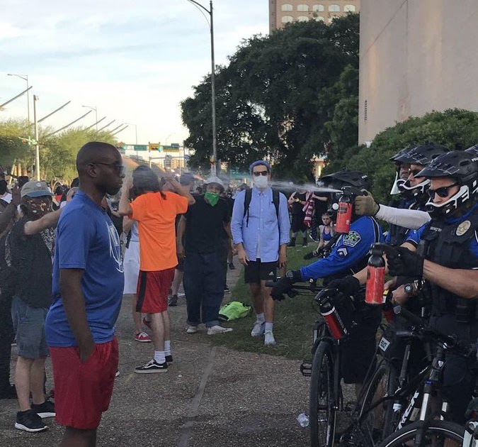 enoughbadapples's tweet photo. Austin man calmly standing with his hands in his pockets is pepper sprayed directly in the face by police. / Austin, TX / May 31, 2020 https://t.co/brBVAtRF8M