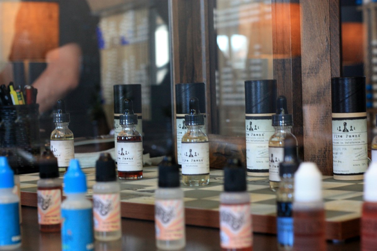 AVABoard's tweet photo. YALE STUDY FINDS THAT VAPING FLAVORS HELP ADULTS QUIT
-The study concluded that flavored e-cigarette use “was no more associated with youth smoking initiation than vaping tobacco-flavors.”-
https://t.co/hcx7bvVUOT https://t.co/z29VyAhDnN