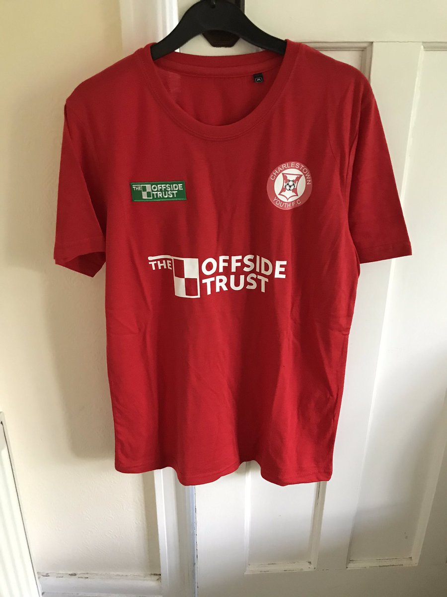 HowardD96763282's tweet photo. Just got in from work and the @charlestownfc U18s warm up/training shirts have arrived .
Proud to support the @OffsideTrust great work @arber_boy &amp; @EPSPORTSLTD ..
🙏🏻💚 https://t.co/53A84uVGQv