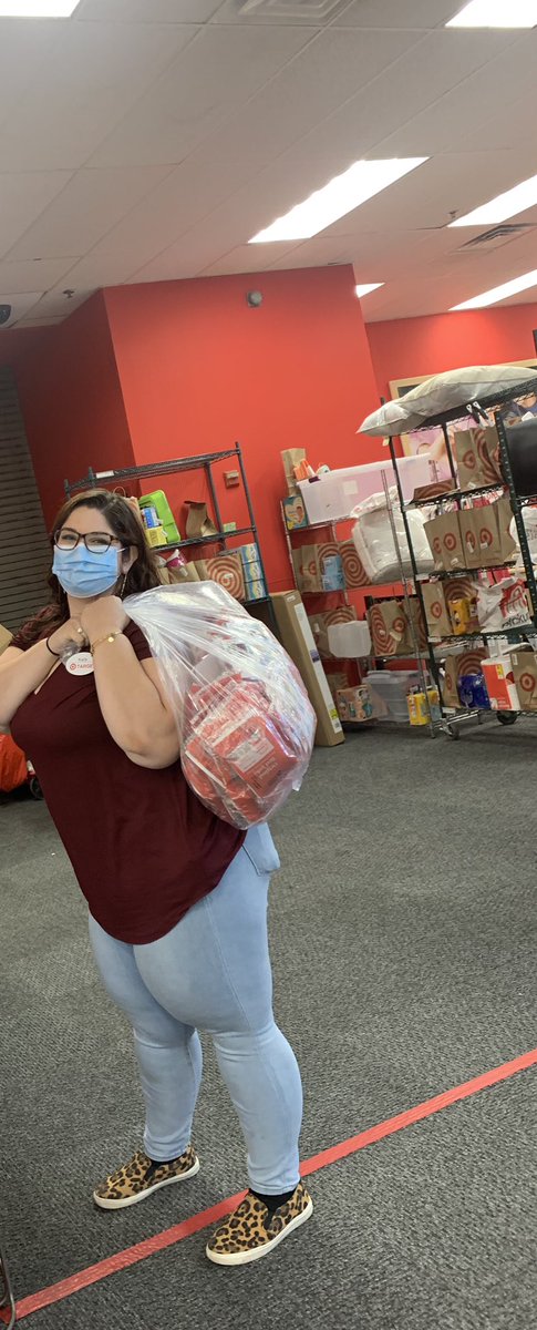 MellieHoffay's tweet photo. @TL_Kate1318 giving out treats to our OPU guest!!! #T1318 #diveup #orderpickup https://t.co/1cuaLb07yi