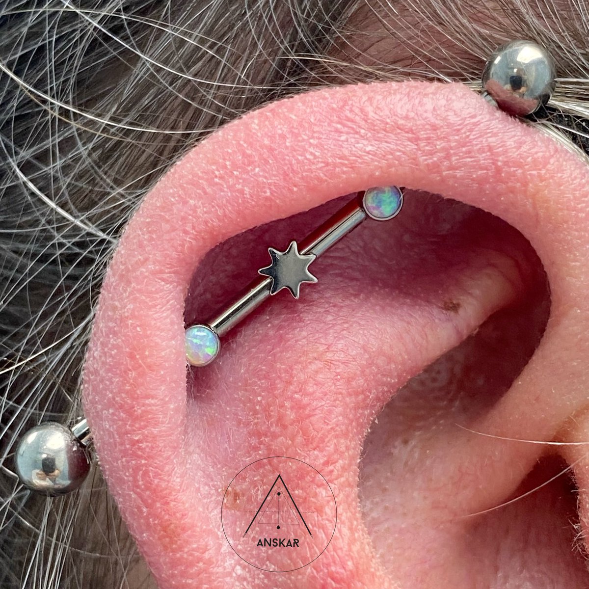 #pircing #piercingbarcelona #bodypiercers #opal #opalpiercingjewelry #bodypiercing #industrial #industrialpiercing #earpiercing #earpiercingideas #neilmed #kiwami #kiwamineedles