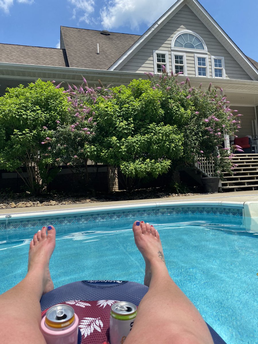 sesmithson82's tweet photo. Finished my cleaning In time to get in a little sun and day drinking while listening to A Date With Dateline 😎 @DateDateline https://t.co/3czL6CvcK7