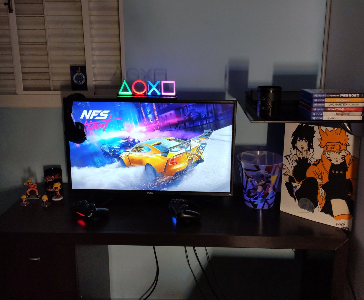 eu_marcos18's tweet photo. Meu cantinho da alegria! 🎮😍🎧💙
#gamer #ps4 #jogos #meuquarto #Videogame #lazer https://t.co/8JkH0ONATz