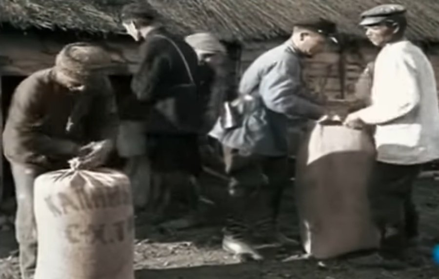 Trabalhadores nos campos tinham sua produção roubada pelo Estado e os donos não tinham nada para fazer se não ver seu trabalho lhe sendo roubado pelo Estado. +