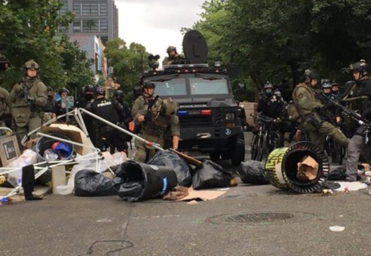 I saw images of CHOP lunatics armed with AK-47s with 100-round drums.THERE WAS NO ARMED RESISTANCE.I can't tell who the men in greenish-khaki are. They have M4 rifles.