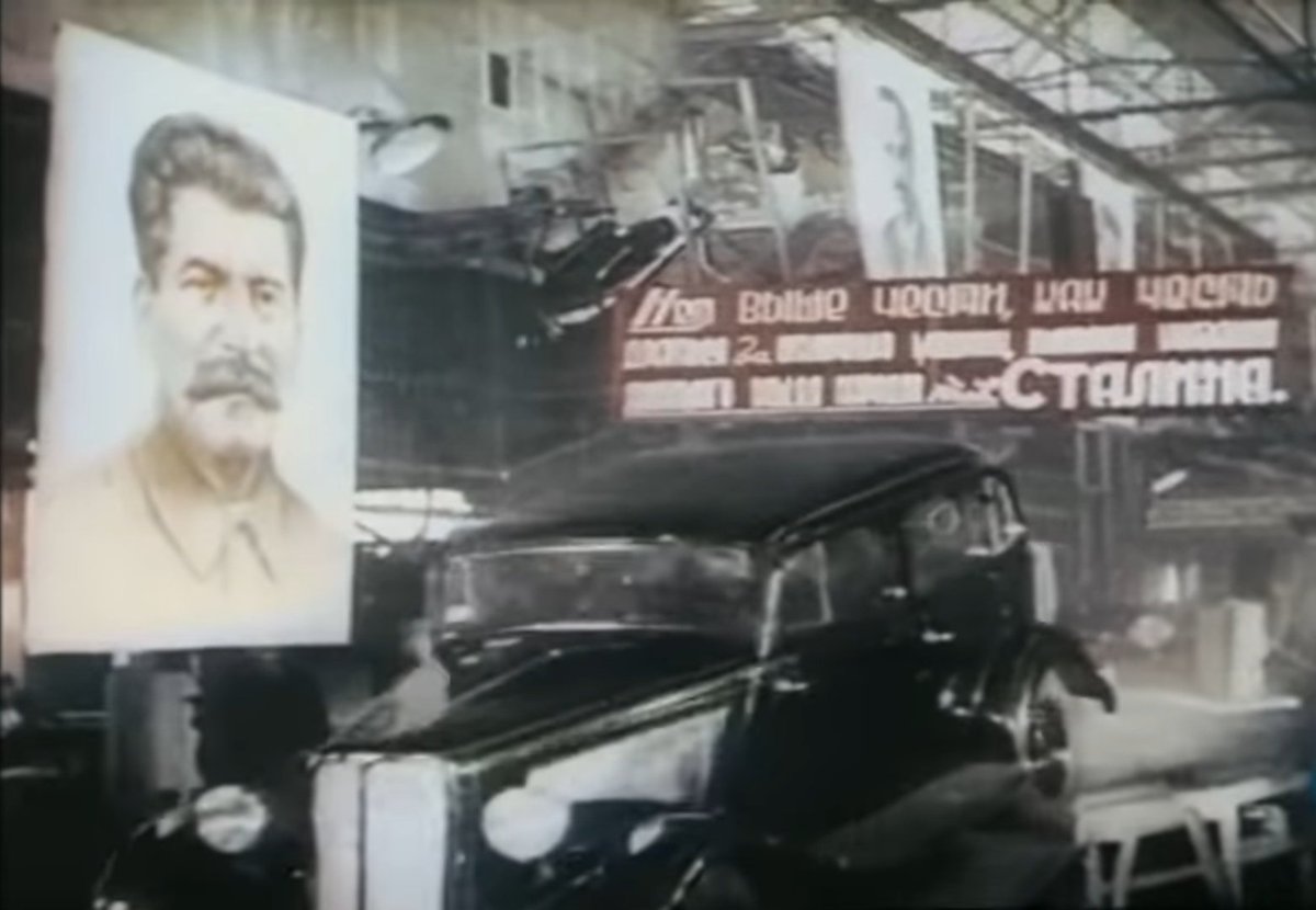 Stalin e os Planos Quinquenais tentavam modernizar e industrializar a Rússia a marchas forçadas, exercícios de trabalhadores se espalharam por toda Rússia construindo ferrovias, canais, hidroelétricas, minas, indústrias. O paraíso socialista prometido por Lênin. +