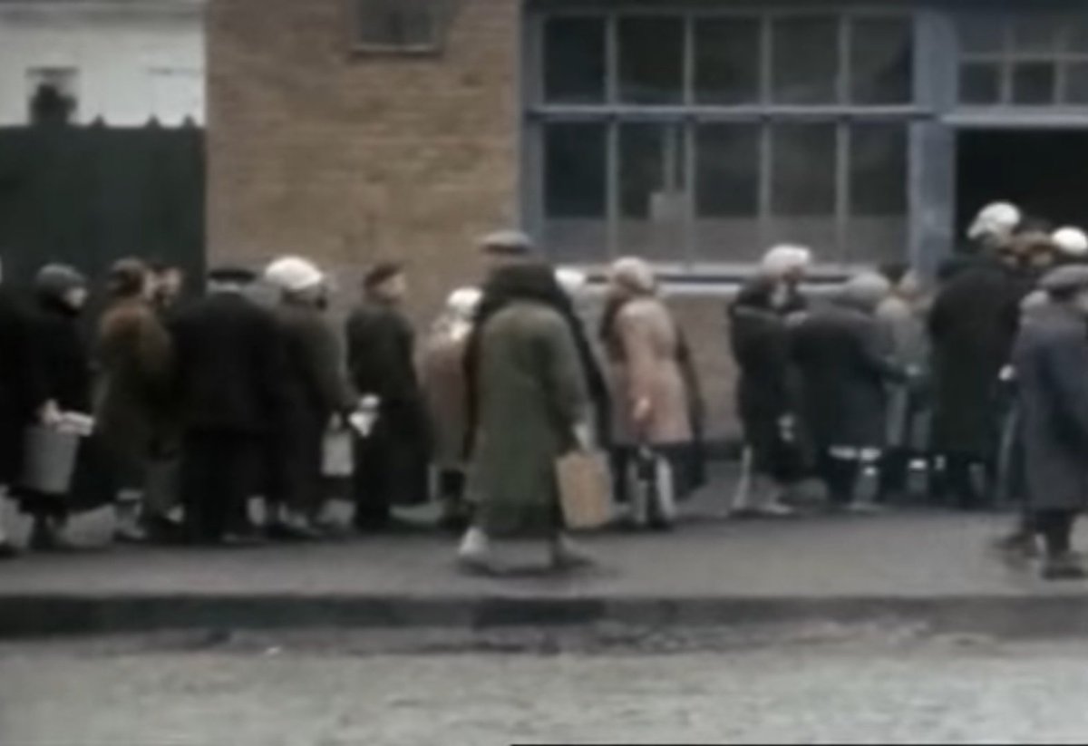 Quarteirões de filas de civis esperando para conseguir comprar algo para comer. +