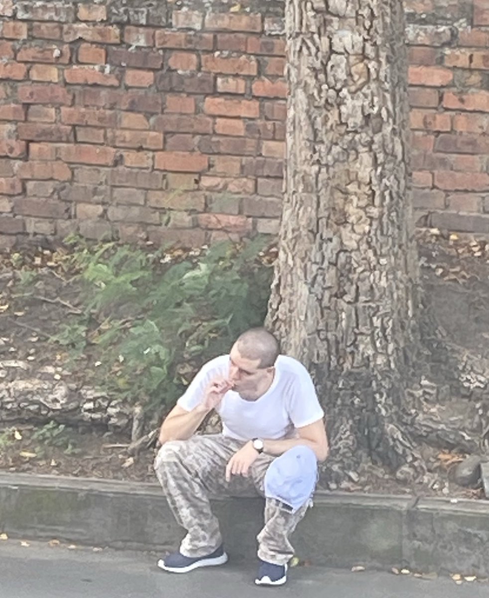 Ocif1's tweet photo. Alguien reconoce a este individuo que se droga frente a ancianos? https://t.co/tHehYKjIom