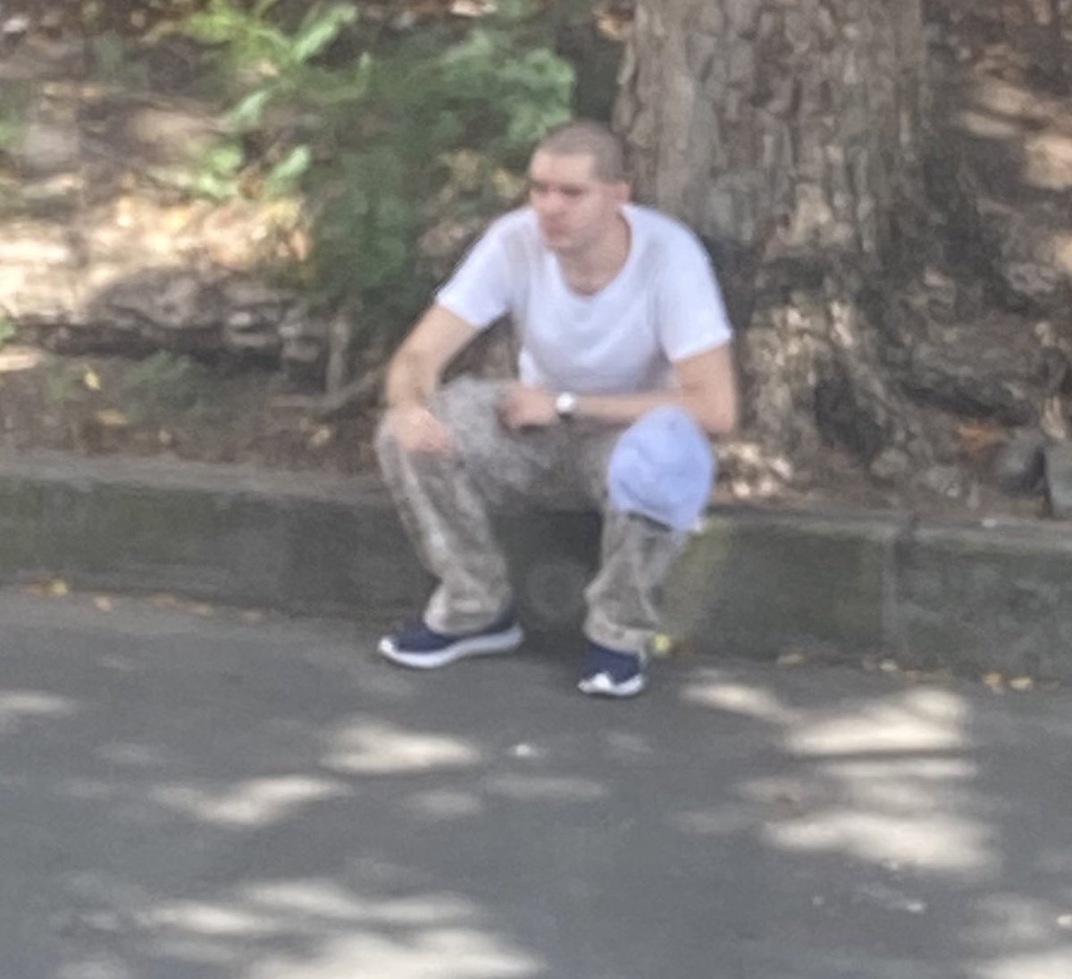 Ocif1's tweet photo. Alguien reconoce a este individuo que se droga frente a ancianos? https://t.co/tHehYKjIom