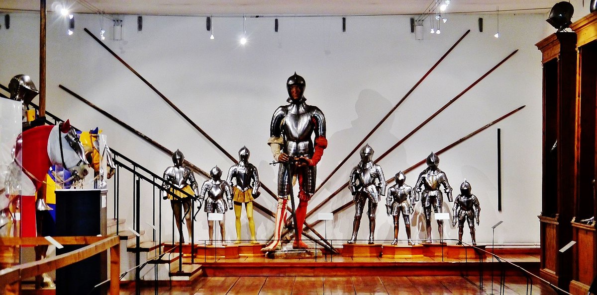 And the armour of the court's giant Bartlmä Bon, who took part in the tournament in Vienna in 1560, can be seen. The "Leibrüstkammer" (Court Armoury) includes the archduke's private armour and the armour of the court of Innsbruck.