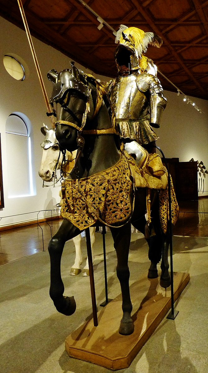 And the armour of the court's giant Bartlmä Bon, who took part in the tournament in Vienna in 1560, can be seen. The "Leibrüstkammer" (Court Armoury) includes the archduke's private armour and the armour of the court of Innsbruck.