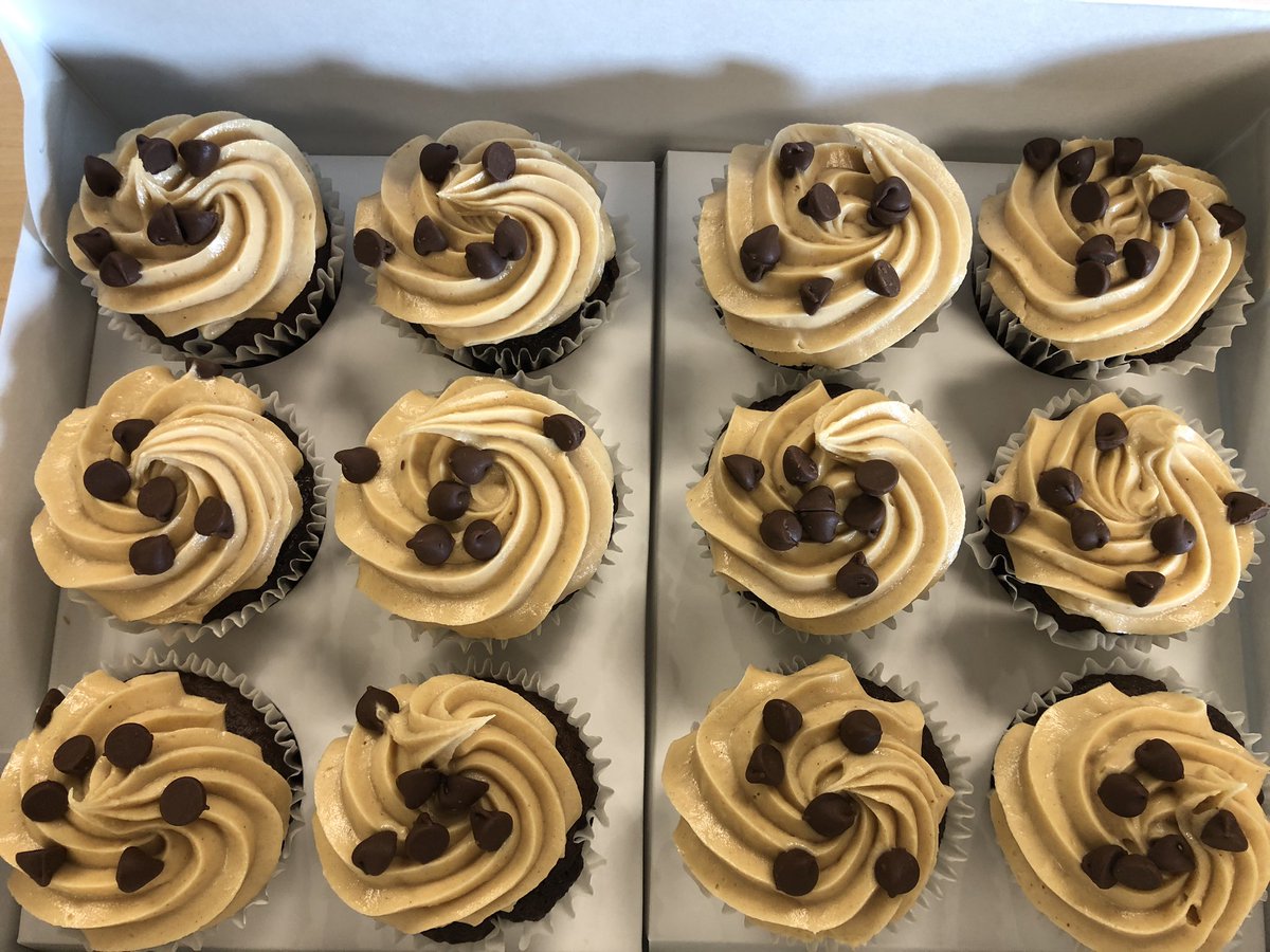 Chesserts's tweet image. Chocolate cupcakes with peanut butter icing and topped with chocolate chips. #bakedtoorder #deliveredfresh #Texas @IdahoEvan