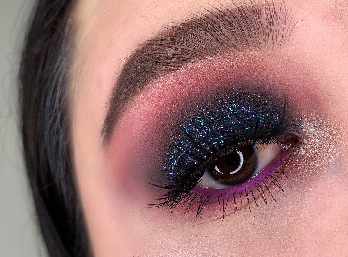 AndreBenavides6's tweet photo. Hola a todxs, les comparto mi emprendimiento ZODYLE COSMETICS, mi marca propia de maquillaje, empecé con mi colección de glitters y pigmentos. Si les interesa escríbanme o síganme para apoyarme, también sería de mucha ayuda un RT. ❤️https://t.co/t3V9U28tcp https://t.co/MSzPdjGjUR