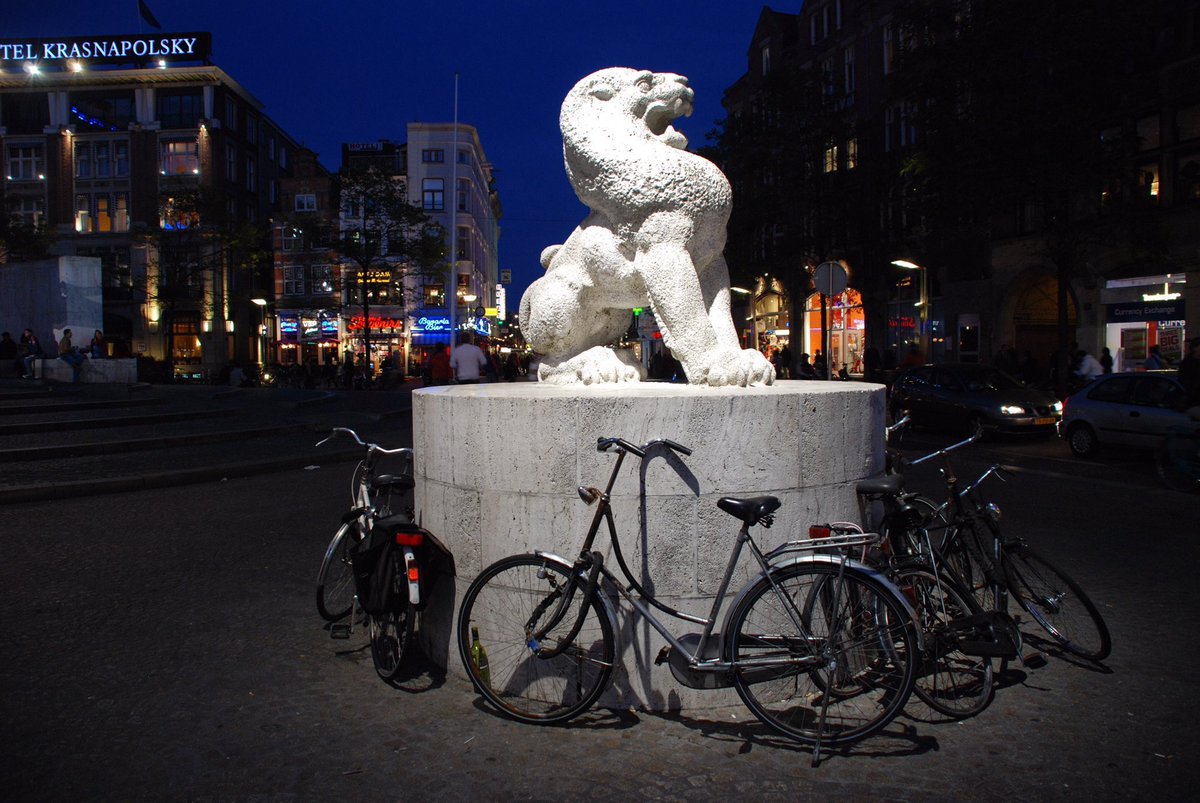 Willem, Gerrit, Sjoerd Bakker (a tailor), Johan Brouwer (a writer) & the lesbian cellist Frieda Belinfante formed a resistance council with others. Many of them were gay & their goal was to destroy the Registration Office.