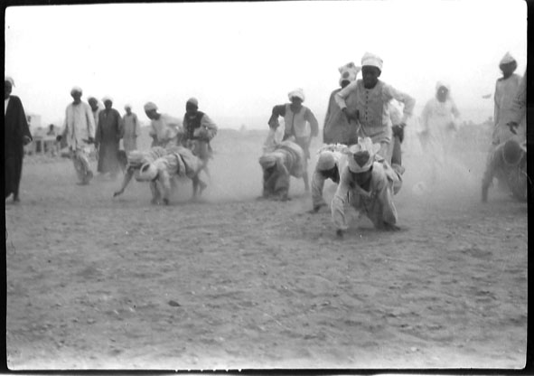 كان بندلبري  @TheEES بينظم دورة رياضية مع الأثريين المصريين يرفهوا فيها عن نفسهم اوقات الاجازات وكانوا بيلعبوا فيها ألعب طبعها مصري زي التحطيب (يمين).حد فيكم @ziad_morsy  @monznomad  @IsAbed2  يعرف اللعبة اللي علي الشمال اسمها إيه؟Do you still play games at Amarna  @AnnaS_Amarna ?