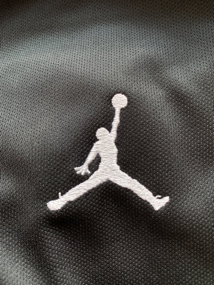 2- Le logo de la marque : facile à repérer sur les maillots Jordan, quasi impossible sur les maillots Nike classiques.