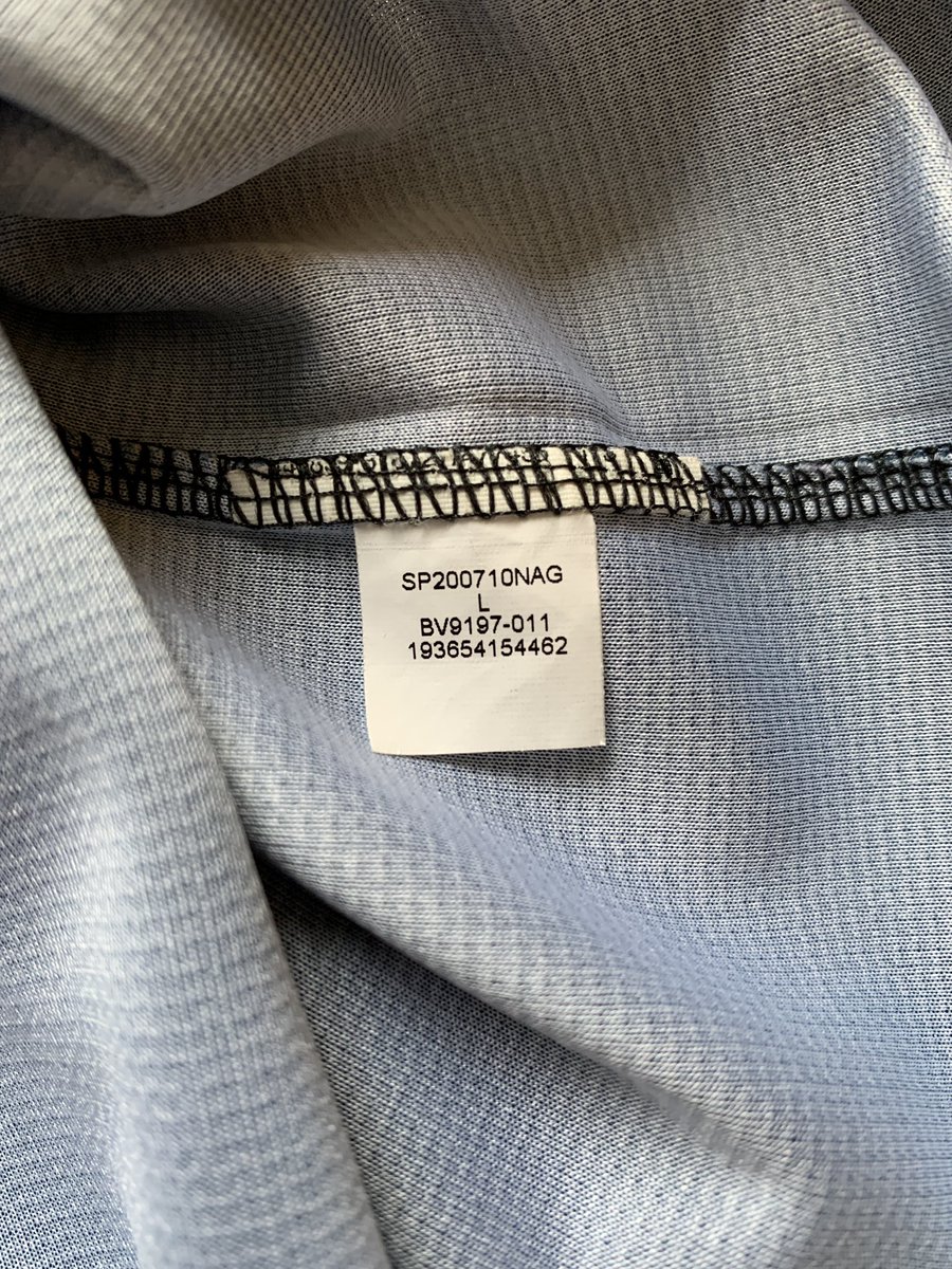 3- L’étiquette Nike à l’intérieur du maillot : elle est très souvent absente des faux maillots mais on peut quand même la voir. Comparez-la toujours à une étiquette authentique, il y aura forcément des détails qui diffèrent. (différente chez Jordan)