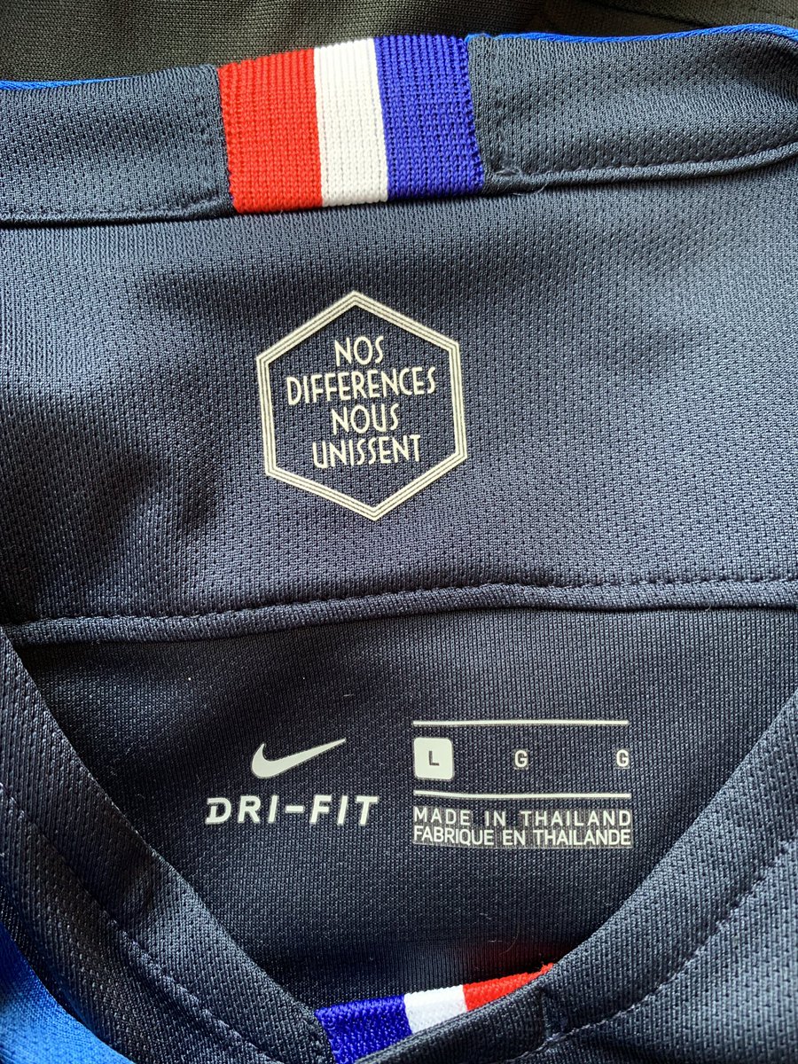 5- Si les inscriptions dans le col sont complètements parties et ont l’air grossières, faites attention. Un exemple ici du même maillot en vrai et en faux, lavés de la même manière.