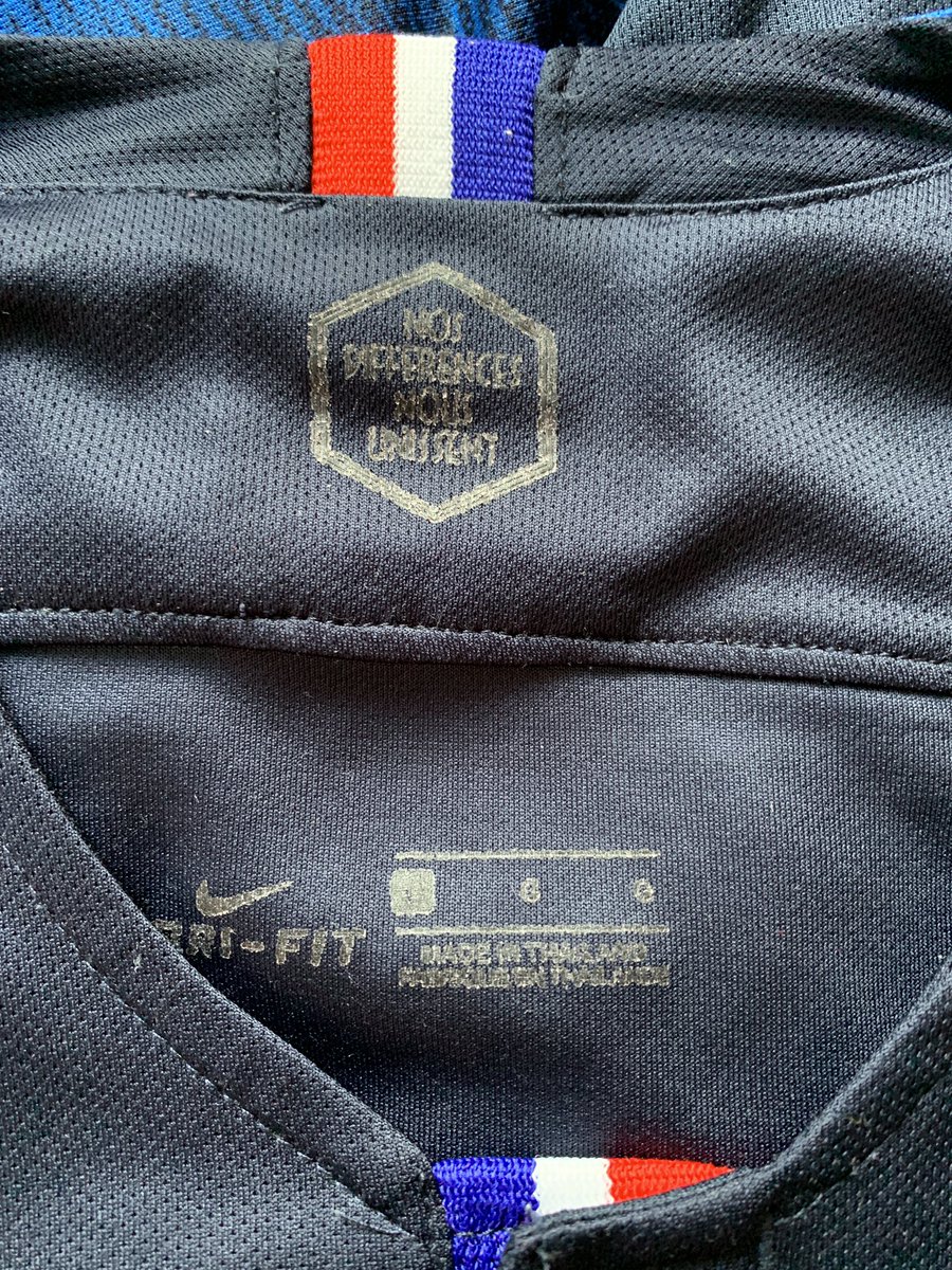 5- Si les inscriptions dans le col sont complètements parties et ont l’air grossières, faites attention. Un exemple ici du même maillot en vrai et en faux, lavés de la même manière.