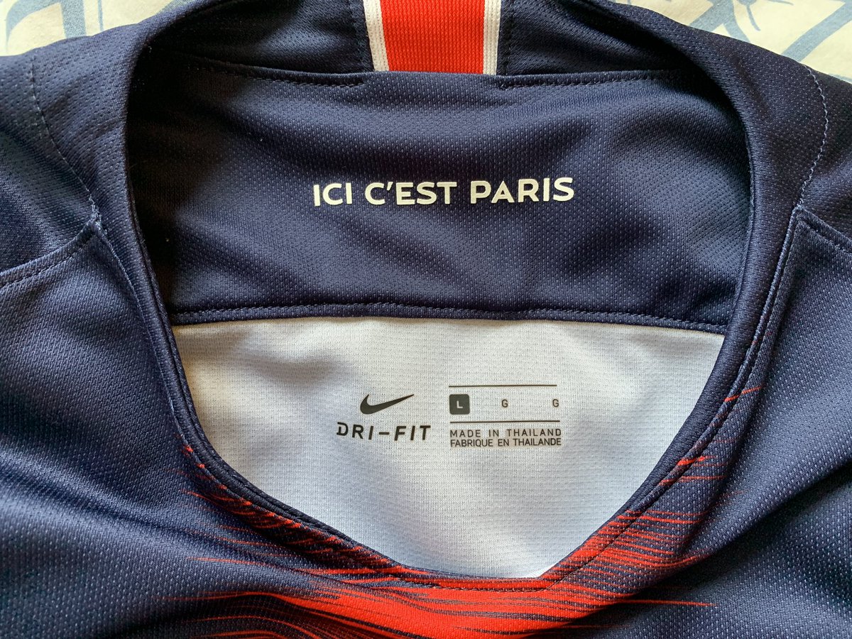 Restez vigilants sur le placement des inscriptions qui changent selon le type de maillot (match ou replica). Un maillot replica avec les inscriptions de part et d’autre du col : c’est un faux !