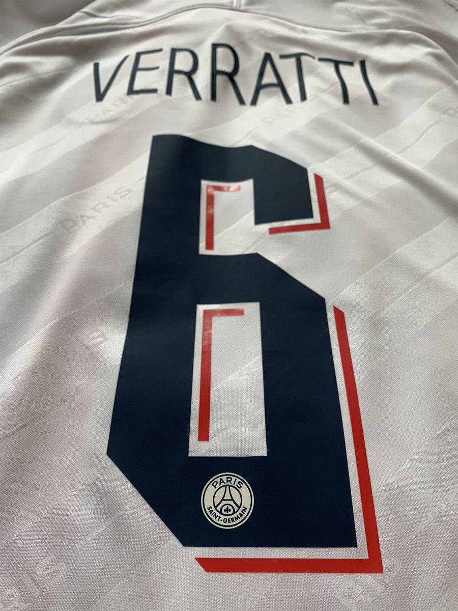 8- Attentions aux flocages chinois complètement froissés. Un vrai flocage boutique doit être bien lisse. Il peut durcir et craqueler un peu avec le temps mais il ne sera pas froissé.