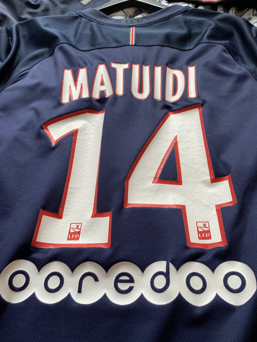 8- Attentions aux flocages chinois complètement froissés. Un vrai flocage boutique doit être bien lisse. Il peut durcir et craqueler un peu avec le temps mais il ne sera pas froissé.