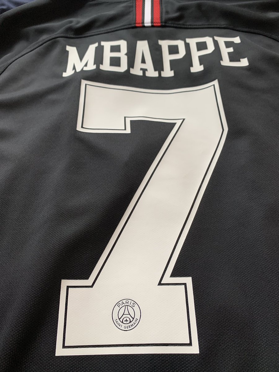 8- Attentions aux flocages chinois complètement froissés. Un vrai flocage boutique doit être bien lisse. Il peut durcir et craqueler un peu avec le temps mais il ne sera pas froissé.