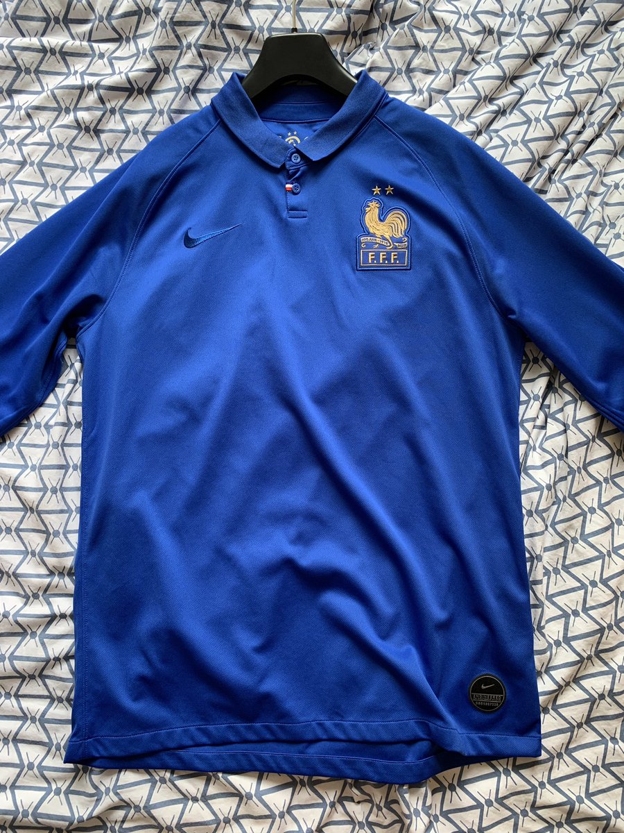 9- Attention aux maillots qui n’existent pas : le maillot centenaire des bleus pas commercialisé en manches courtes, un maillot PSG 2019/2020 domicile avec un flocage blanc, un Mbappé n°10 à Paris...