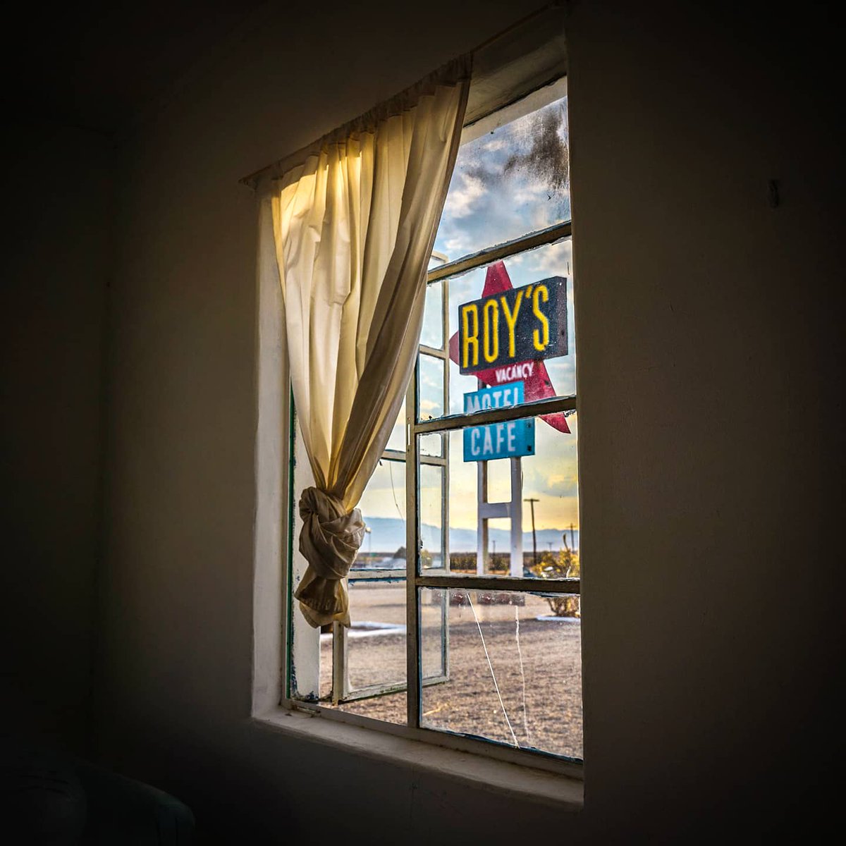 HallsworthHelen's tweet photo. Roy's Motel &amp; Cafe, Route 66.

#Route66 #Amboy #AmboyCA #Roysmotel #Signs #RetroSign https://t.co/pIouj9D6Cv