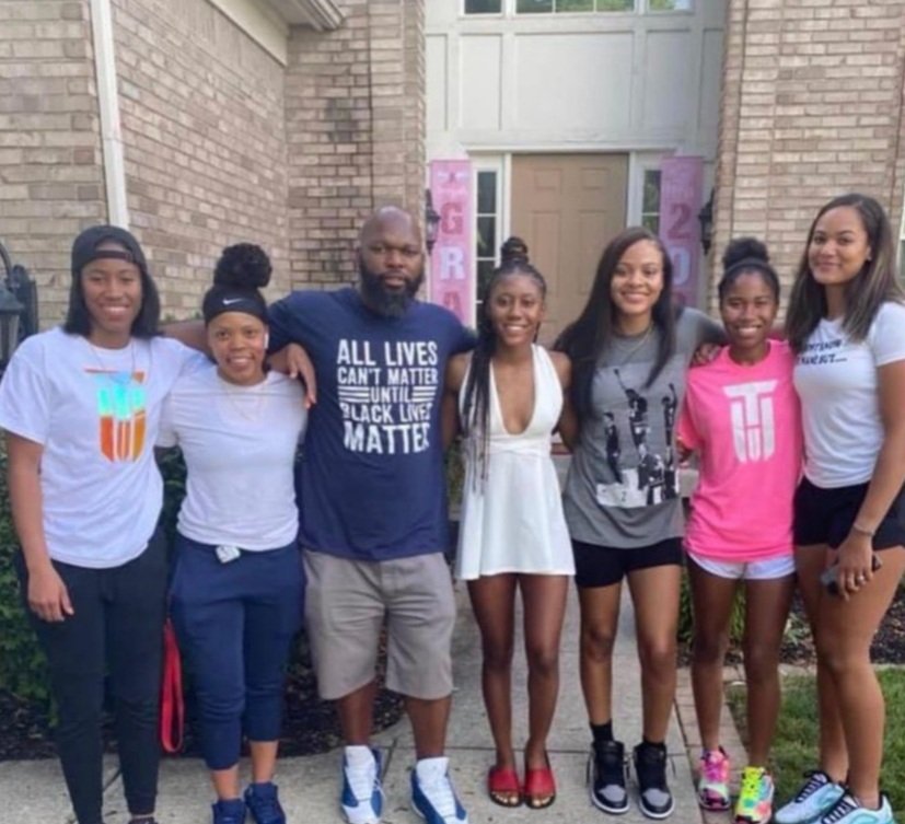 FourNineSevenFo's tweet photo. . #WhatElseCanWeSay ⁉️
#TrailblazHers ‼️
#ChangingOfTheGuards
#TheGuardsOfBestChoiceUnitedPast
#TyHarris @DallasWings @WNBA
#DeShawnaHarper @aamuwbb
#KatlynGilbert @ndwbb
#AnayaPeoples @ndwbb
#KristianYoung @UICWBB
#TaliaHarris @ladyteamteague 2024
#FinishYourBreakfast https://t.co/gvdT5D7VRk