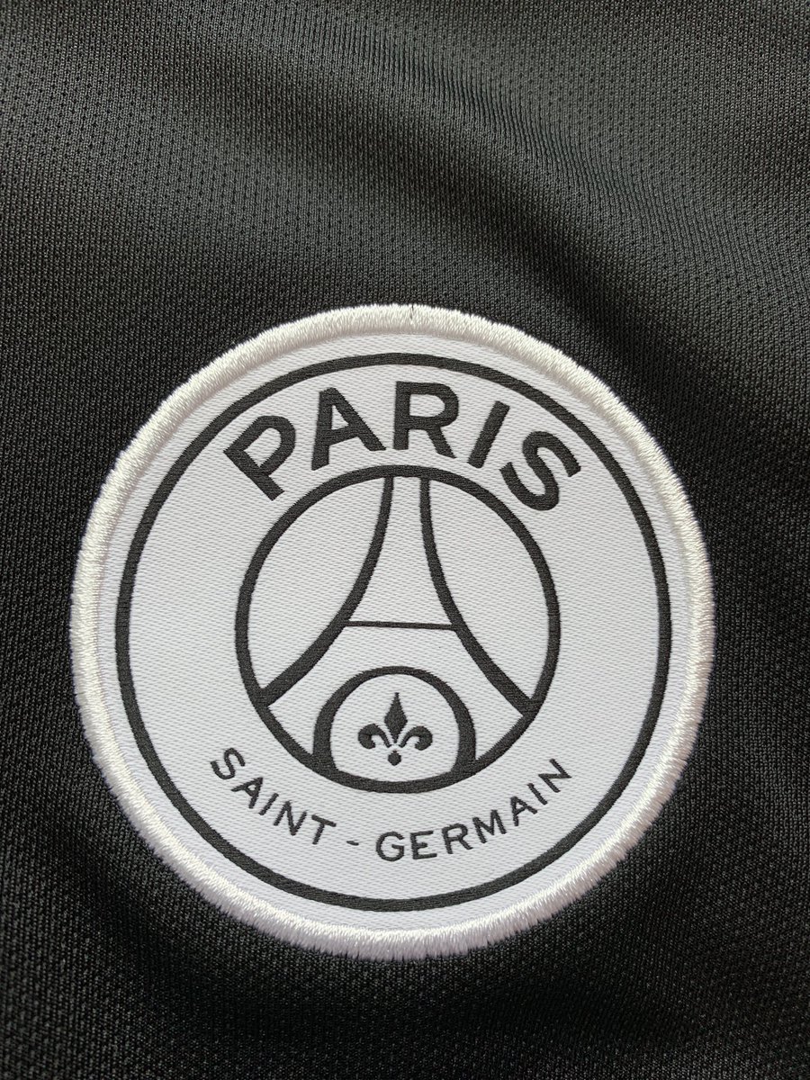 1- Votre meilleur allier, celui qui va vous faire repérer 95% des faux maillots au premier coup d’œil : le blason.Le blason a l’air mou, les écritures floues et brodées à la va-vite : c’est un faux. Les vrais blasons ont l’air plus durs et sont nets.