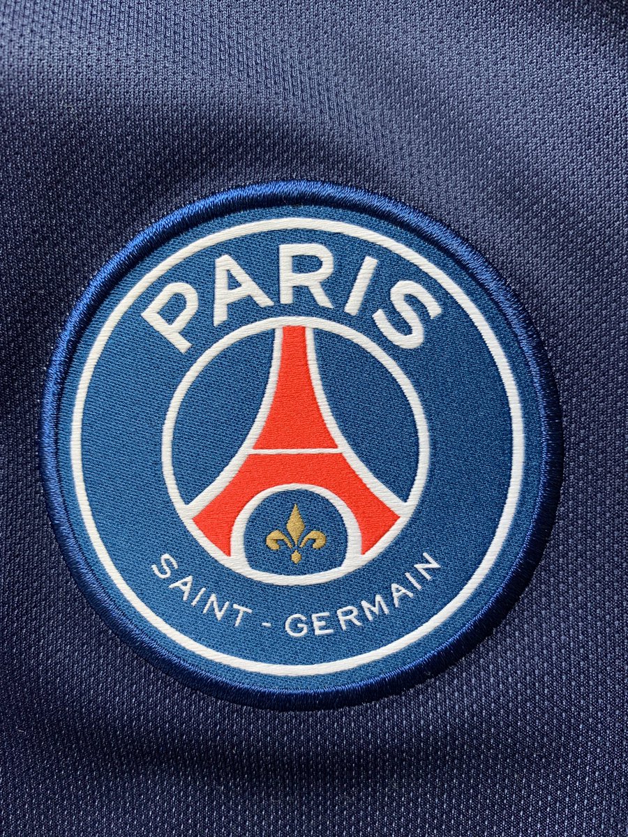 1- Votre meilleur allier, celui qui va vous faire repérer 95% des faux maillots au premier coup d’œil : le blason.Le blason a l’air mou, les écritures floues et brodées à la va-vite : c’est un faux. Les vrais blasons ont l’air plus durs et sont nets.