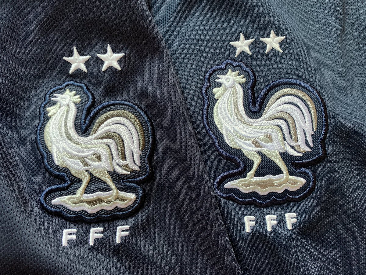 Pour les maillots de la France faites vraiment attention car les blasons sont très bien faits. (Le vrai est à droite)