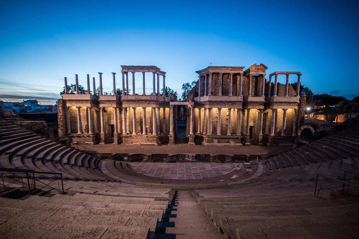 Teatros y anfiteatros romanos, el Museo Nacional de Arte Romano, el Templo de Diana, el Arco de Trajano, la Plaza de España, la Alcazaba árabe, el Puente Romano, el Acueducto de los Milagros, la Basílica de Santa Eulalia, el Circo Romano... este verano viaja a Mérida #DeLaPradaEH