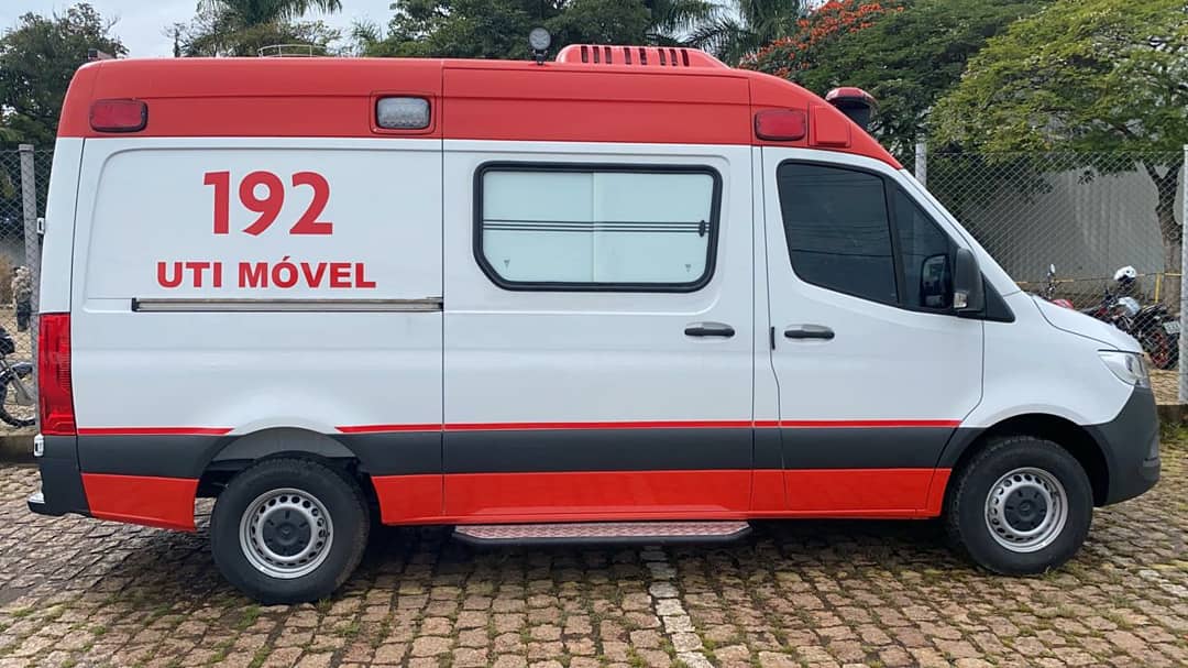REVOBrasil_'s tweet photo. Novas ambulâncias do Grupo JBS produzidas em mais uma grande parceria entre a #REVBrazil e o Grupo De Nigris. Muitíssimo obrigado pela oportunidade, parceiros! #JuntosSomosMaisFortes https://t.co/LbYOmwbfHU